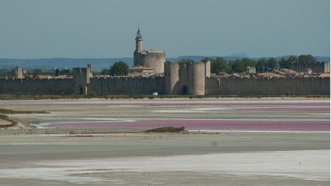 Aigues-Mortes et les Saintes Marie-de-la-Mer à 120km du village de gites de la Fontinelle.