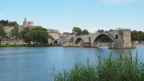 Avignon le Pont Saint Bénezet à 80km du village de gîtes la Fontinelle.