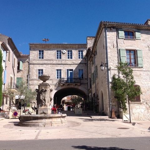 Barjac à 6km de la Fontinelle dans le Gard