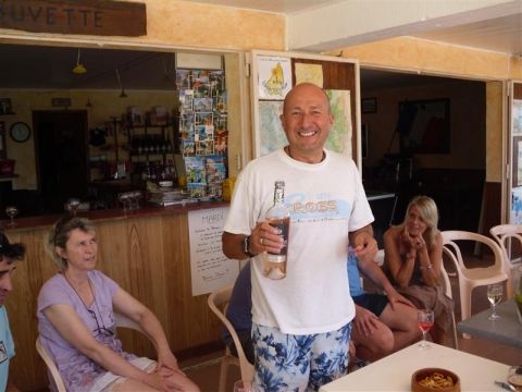 Dégustation de vin ardéchois au village de gites la Fontinelle.