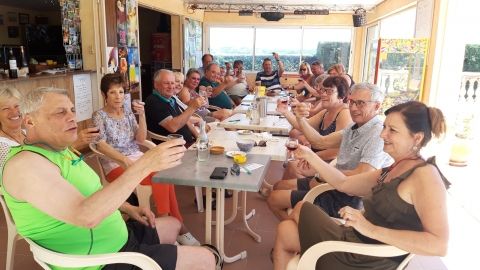 Dégustation de vin au village de gites la Fontinelle en Ardèche.