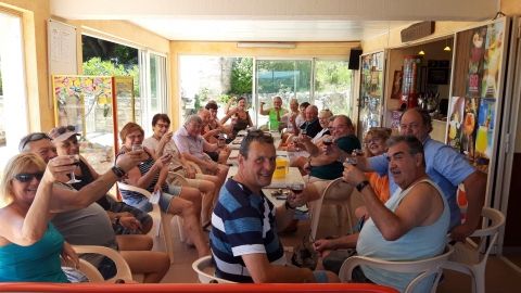 Dégustation de vins d'Ardèche au village de gites la Fontinelle.