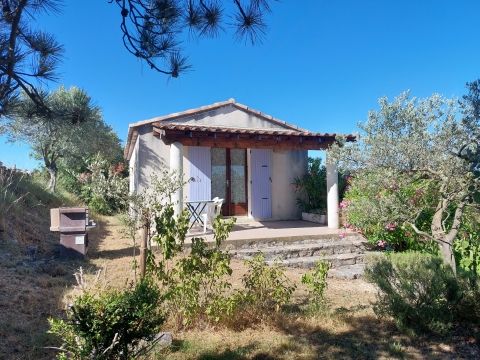 Extérieur du gite le Petit-Pin, terrasse, salon de jardin et barbecue