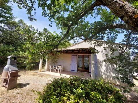 Gite 6 à 8 personnes avec terrasse, salon de jardin et barbecue