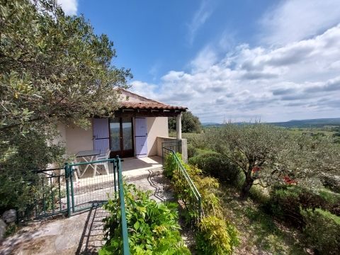 Gite L'olivier avec sa vue panoramique depuis la terrasse