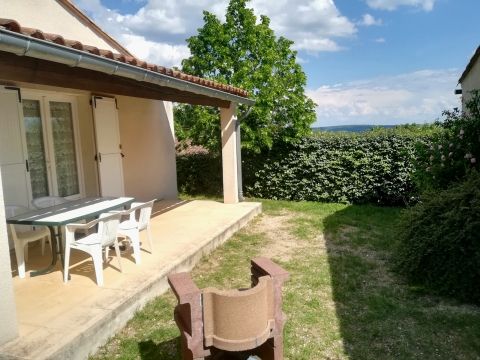 Jardin privatif cloturé, terrasse avec salon de jardin et BBQ