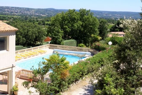 La piscine du village de gite en Ardèche provençale.