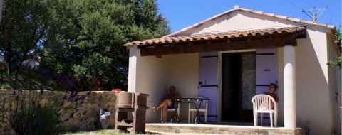 Le Cyprès, gite 4 personnes à Bessas en village de gites avec piscine en Sud Ardèche.