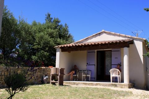 Le Cyprès,  gite 4 personnes en village de gites avec piscine en Ardèche du Sud.