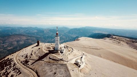 Le Mont Ventoux à 120Km des gites de la Fontinelle.