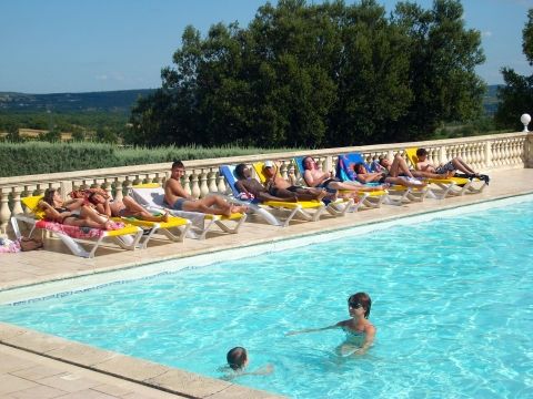 Les ados à la piscine de la Fontinelle en Ardèche