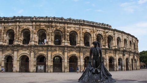 Les Arènes de Nimes à 80km des gites de la Fontinelle.