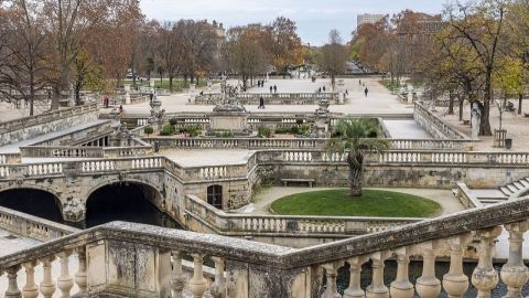 Nimes les jardins de la Fontaine à 80km des gîtes de la Fontinelle.