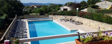 Piscine du village de gites en Ardèche