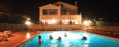 Piscine nocturne au village de gîtes en Ardèche