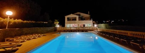 Piscine nocturne l'été