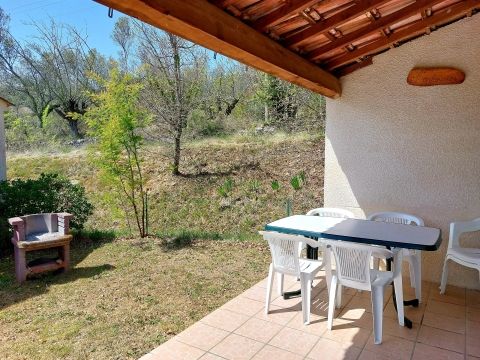 Terrasse avec jardin privatif cloturé et barbacue