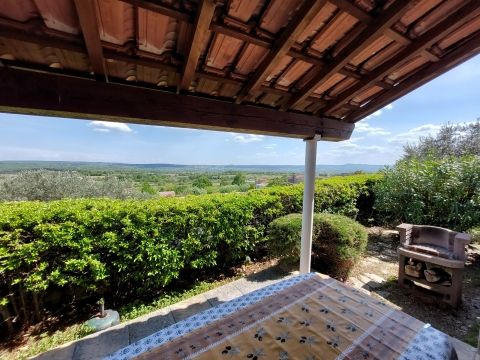 Terrasse avec vue panoramique, salon de jardin et barbecue