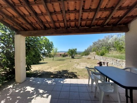 Terrasse couverte avec salon de jardin et bbq