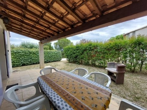 Terrasse du gite avec salon de jardin et barbecue